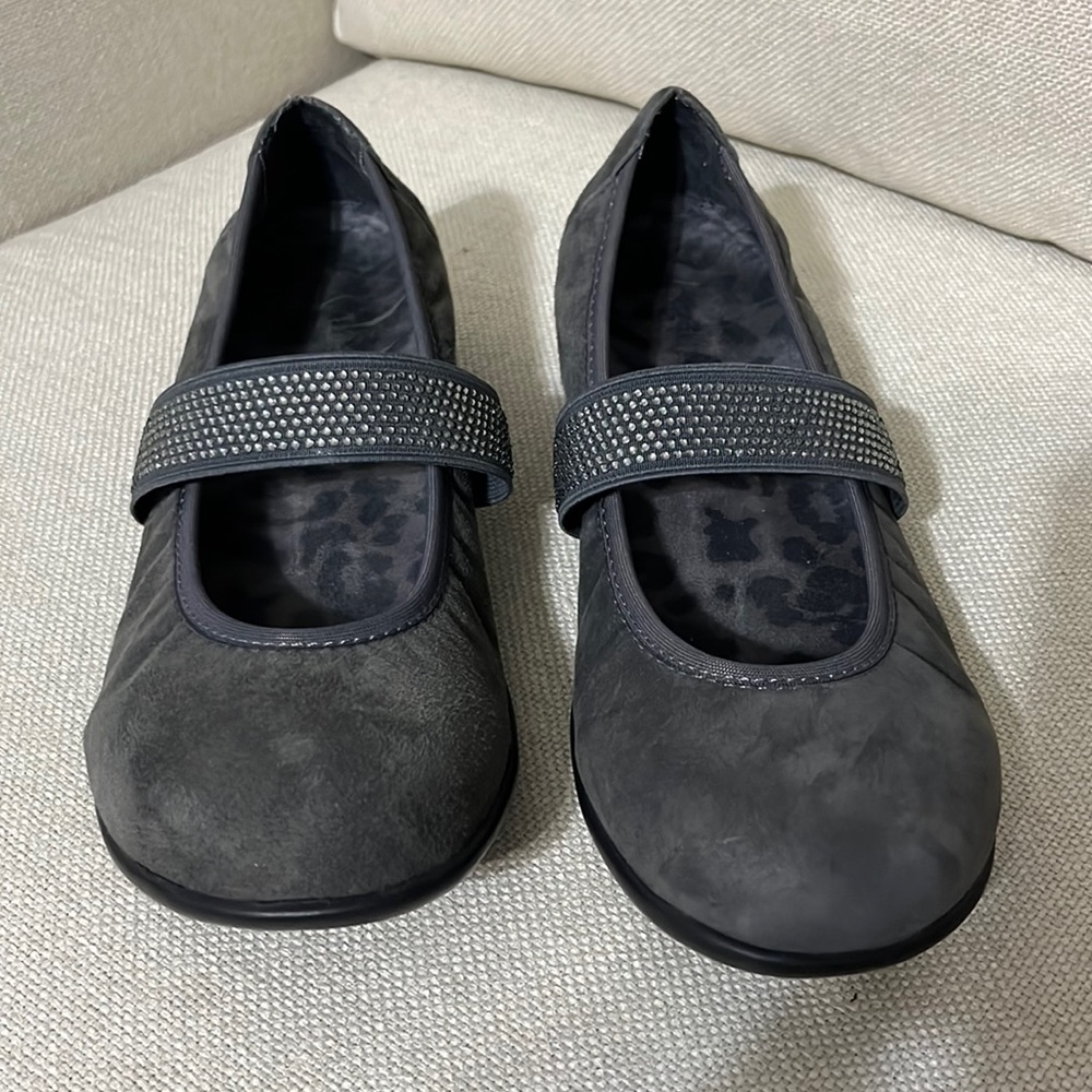 Vionic gray slip on suede shoe Sparkly band 6 1/2 arch support used once.